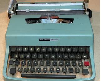 Olivetti Underwood Lettera 32 Typewriter w/ Carrying Case