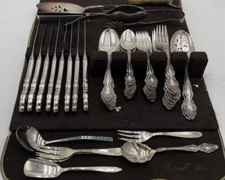 Oneda Silverware : 52 PCs.
1881 Roger's Oneida silverware
8 Dinner knives, 8 Tablespoons, 8 Teaspoons, 8 salad forks, 8 Dinner forks, 2 Serving spoons.