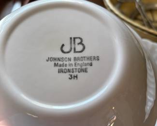 Johnson Brothers Snowhite Regency Swirl Ironstone - 4 Small Bowls, 6 Bread & Butter Plates