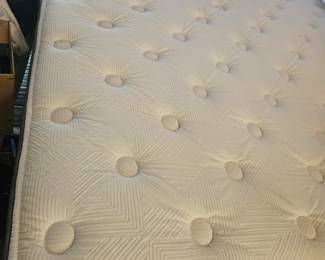 King size like new bed 
$500
The W bed Hotels , exclusively at Whotelstore.com
