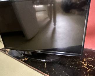 #173 Samsung Flatscreen - 31" w/remote $50.00