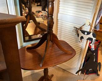 #138 Oval top Pedestal wood end table 24x16x24 1/2. #1 $20.00 sold
#139 Oval top Pedestal wood end table 24x16x24 1/2. #2 $20.00