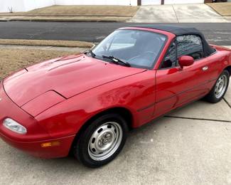 1993 Red Garage kept Miata Sports car with 109k miles, 2 owner, new tires, timing belt and clutch . We will take offers and award to highest bidder on Friday 1-31-25 at noon if bid makes the reserve.