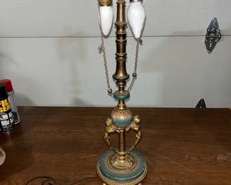 Same lamp as the previous picture, showing The body of the lamp.