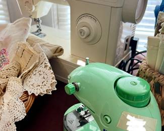 SINGER SEWING MACHINE