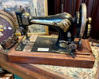 ANTIQUE SINGER SEWING MACHINE WITH CASE.