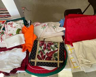 TABLE CLOTHES, NAPKINS AND PLACE MATS