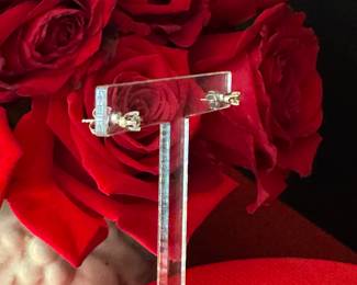 #108 - $220 - 0.26 ctw diamonds studs earrings, 14kt white gold. 7 gr. 