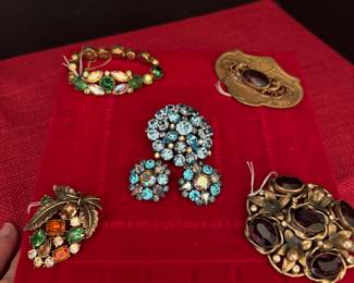 Assortment of 50's & Victorian different brooches 