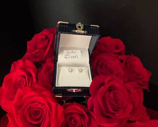 #39 - $500 - 14kt yellow gold diamonds 0.56 ctw studs earrings. 