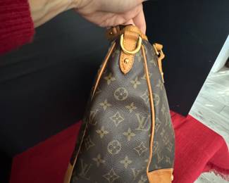 #22 - Louis Vuitton medium size M. $950