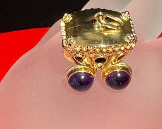 #120 - 18kt yellow gold Carriage charm. 11.6 grwith cabochon (4) amethyst  - $880