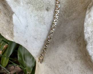 #122 - $1,550 - 7' tennis bracelet 3 ctw of diamonds on 14kt yellow gold setting. 18.7 gr, 