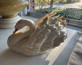#156 - $36 - Lenox Swan porcelain " The Graceful swan"  - Very good condition - 8"x4.5"