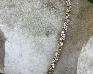 #122 - $1,550 - 7' tennis bracelet 3 ctw of diamonds on 14kt yellow gold setting. 18.7 gr, 