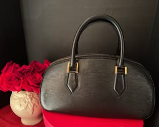 #130 -$795  Louis Vuitton purse - Vintage - Epi collection "Jasmin" very good condition. Black. 
