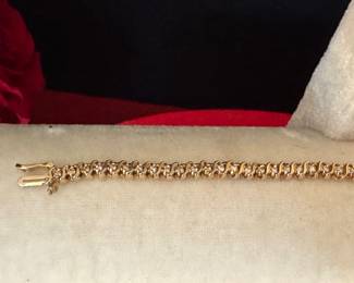 #118 - $900 - 7" tennis bracelet 1-1/2 ctw, diamonds 14kt yellow gold 12.8 gr. 