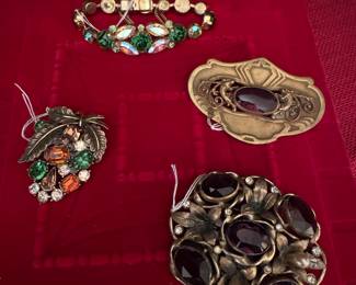 Assortment of Vintage and Victorian brooches 