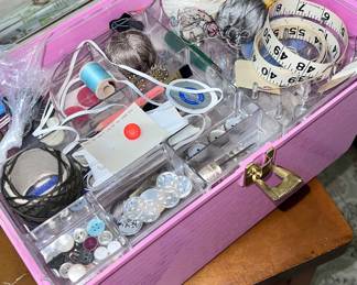 Vintage 🧵 sewing box w/ sewing notions