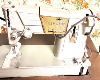Vintage Singer Sewing Machine w/ cabinet . Vintage Sewing Machine 963-328K