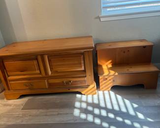 These are pictures of the Bassett coordinating large trunk & stairs that go back to the queen size 4 poster bed
