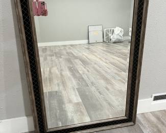 The previous picture shows an up close view of the frame of this nice mirror
