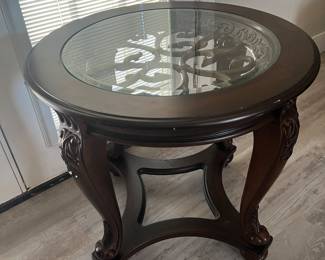 This nice table is already been pictured in another picture with a silver lamp on top,  however I wanted to show you the inside top of this table