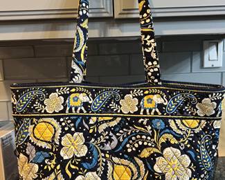 VERA BRADLEY tote! In like new condition!