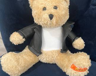 Very collectible Reese‘s peanut butter cup Fonzie bear! This cute guy is wearing his leather jacket. This would make a great addition to any Valentine’s Day gift.!❤️🧸