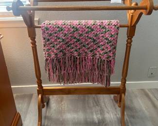Coordinating quilt or blanket holder that matches the basset 4 poster bed!