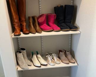So many nice pairs of shoes to choose from!!👠🥿👟👢👡