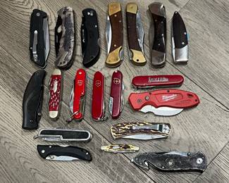 Wonderful collection of pocketknives to see!!