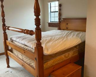 Gorgeous Bassett QUEEN  foUR poster pineapple pine wood bed. You will see in the next pictures the second coordinating set of stairs, nice size, large trunk, nightstand, and quilt/blanket stand