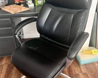 High quality swivelling and rolling office desk 