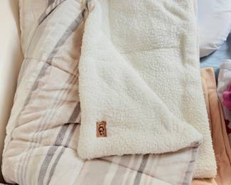 New from the Box: UGG Blanket 