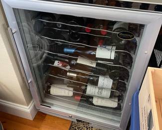 Vinotemp wine refrigerator 
