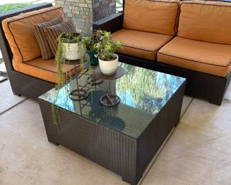 Outdoor sectional with 6 seats and 1 coffee table $500
