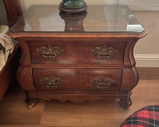 Vintage Henredon Louis XV Burl wood bedside tables