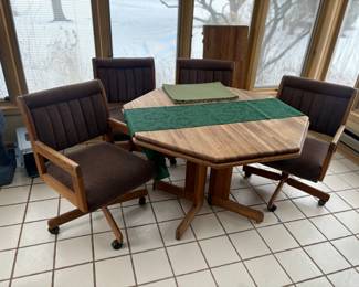 Quality oak table with 4 chairs and leaf