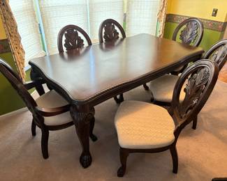 Beautiful elegant dining table with 6 chairs and extra leaf