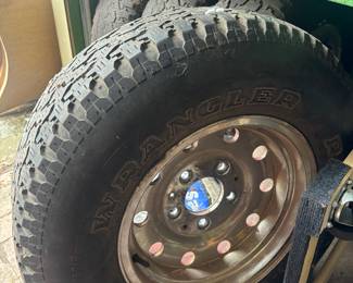 Set of 4 aluminum rims and tires