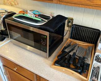 Microwave, knives