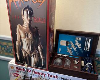 Metropolis figure, air brush set, model tank