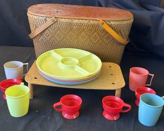 Lot # : 453z - Vintage picnic basket set
