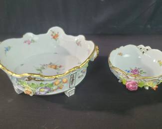 Lot # : 393 - Pair of footed porcelain bowls
