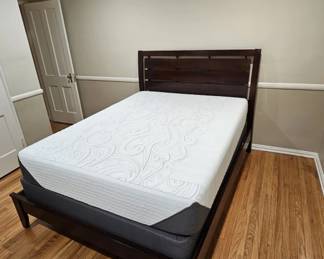 Lot # : 162 - Modern wooden queen bed frame. Mattress/box
