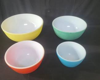 Lot # : 359 - Four vintage pyrex mixing bowls
