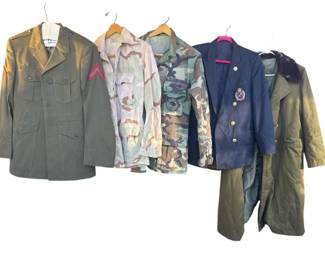 Lot # : 237z - Group of 5 military jackets
