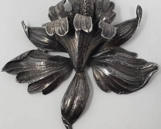 Lot # : 44 - Signed silver flower brooch
