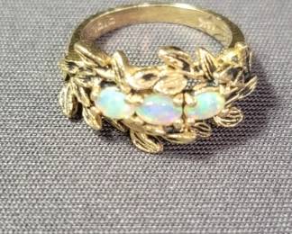 Lot # : 59 - 14k gold and opal ring
